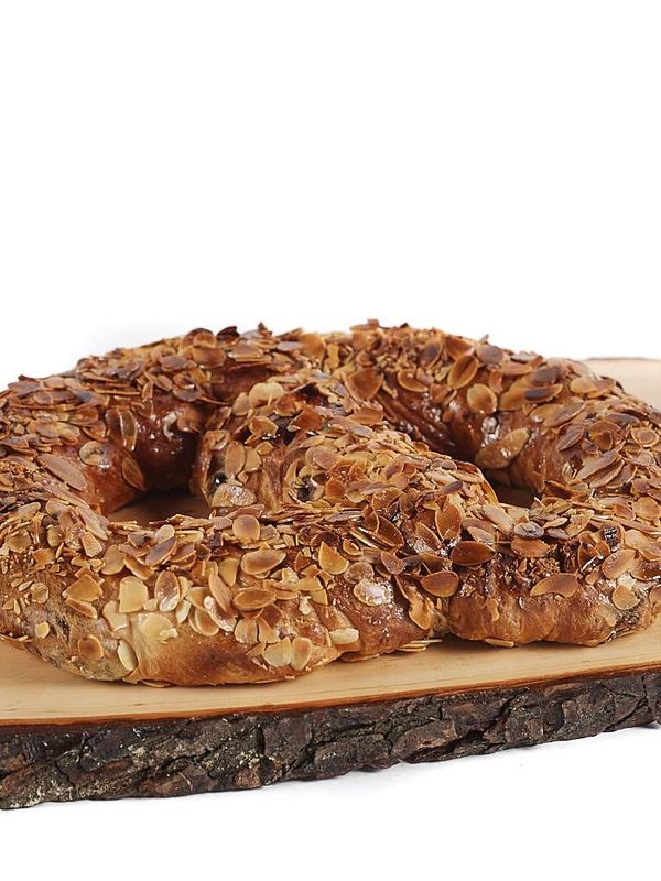 Svētku kliņģeris ar žāvētu augļu pildījumu un mandeļu šķēlītēm (13,99 Eur/Kg)