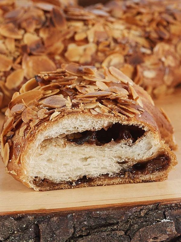 Svētku kliņģeris ar žāvētu augļu pildījumu un mandeļu šķēlītēm (13,99 Eur/Kg)