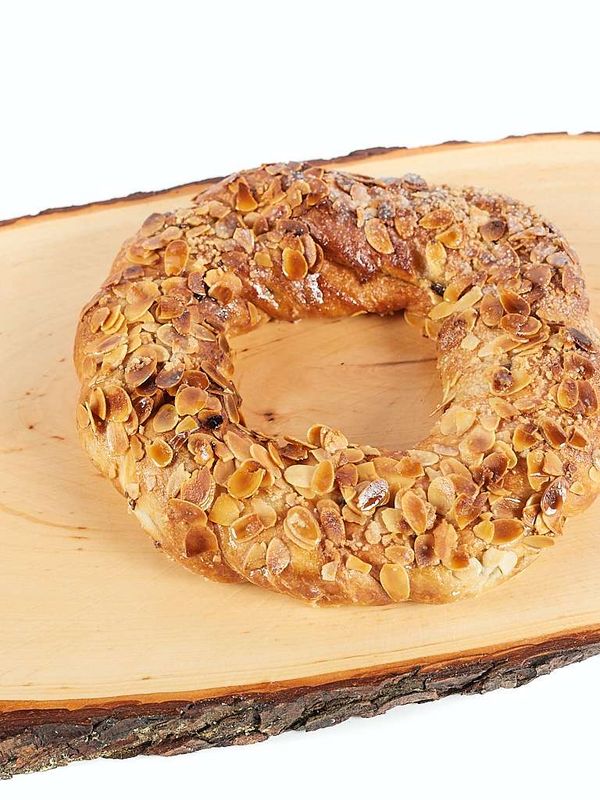 Svētku ar žāvētu augļu pildījumu un mandeļu šķēlītēm