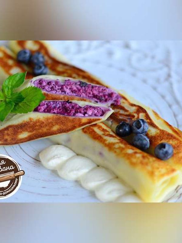 Млинці з сиром та чорницею