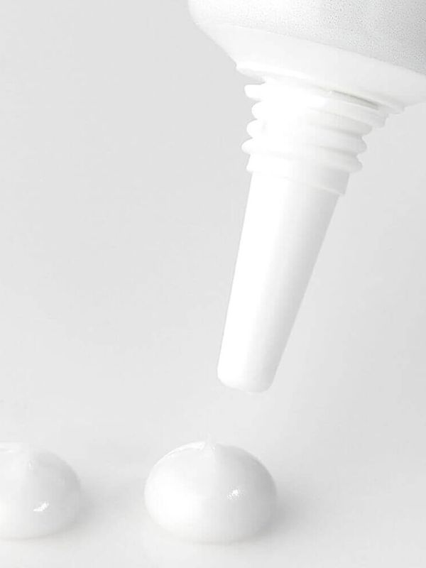 Локальный крем с микроиглами и чесноком от воспалений VT Cosmetics Garlic AC Reedle Shot Spot Cream, 15 мл