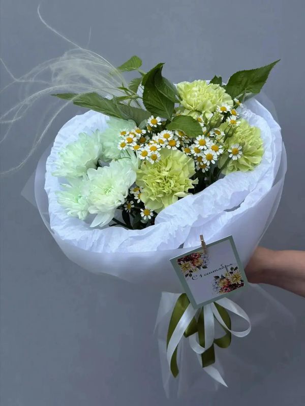 17 Букет с матрикарией, кустовой хризантемой и диантусом