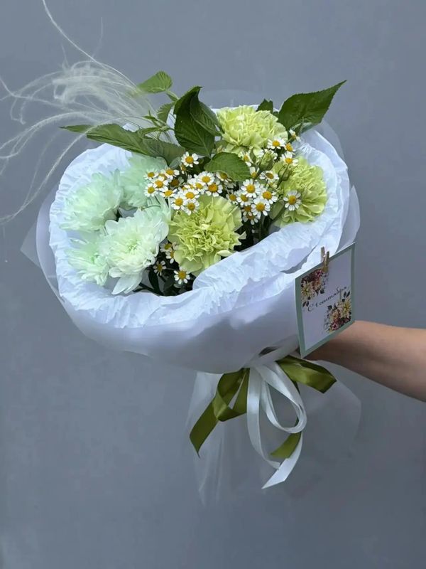 17 Букет с матрикарией, кустовой хризантемой и диантусом