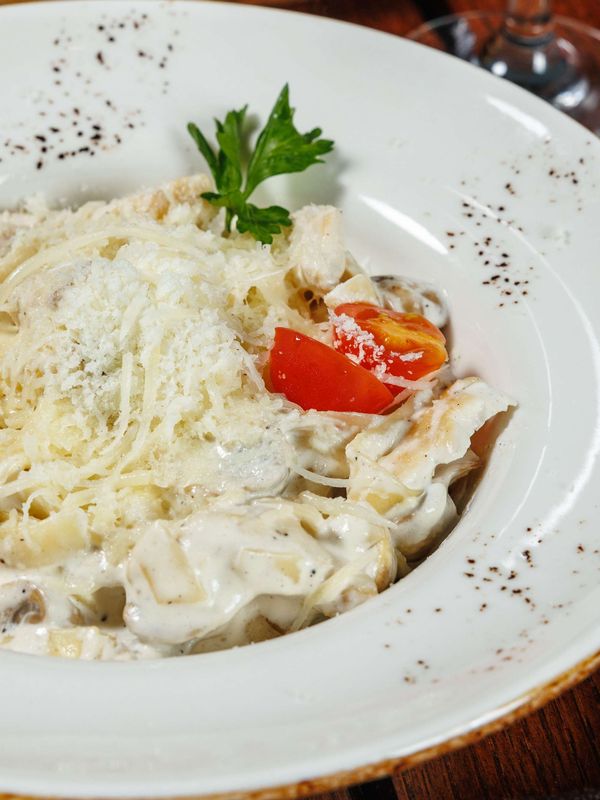 Фетучини с куриной грудкой и грибами