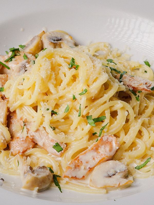 Паста с курицей и грибами