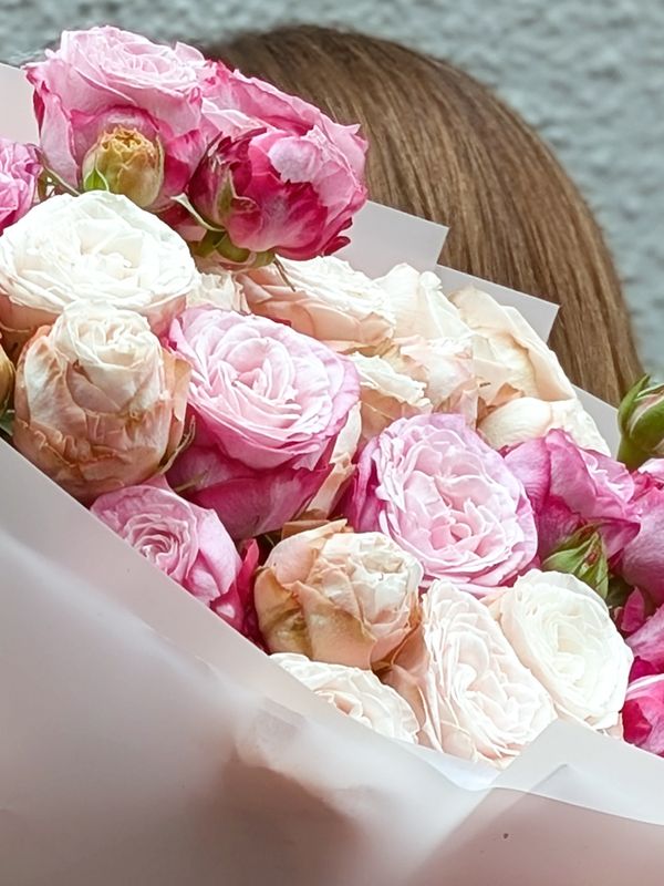 A bouquet of spray roses Bombastiki