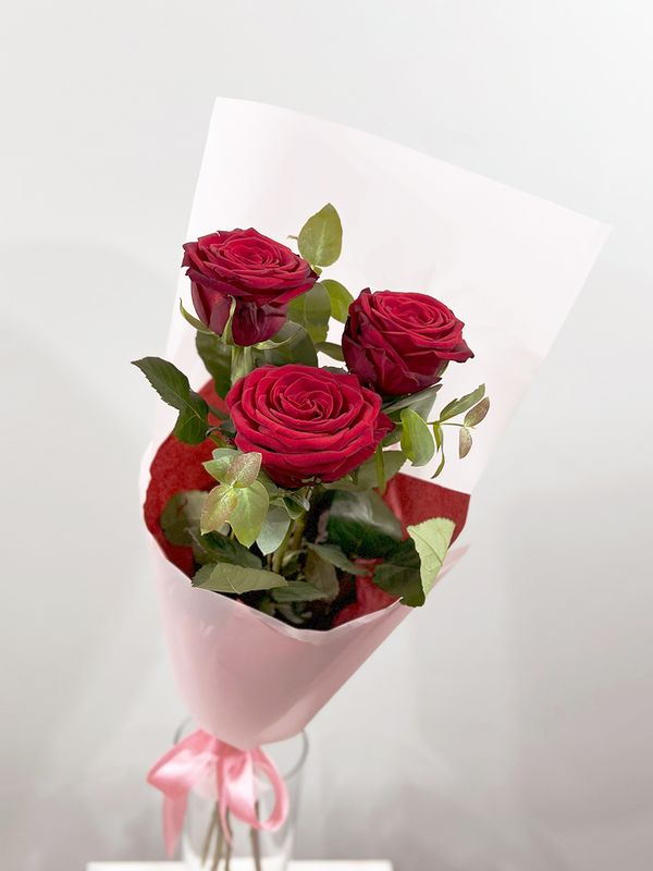 3 red roses