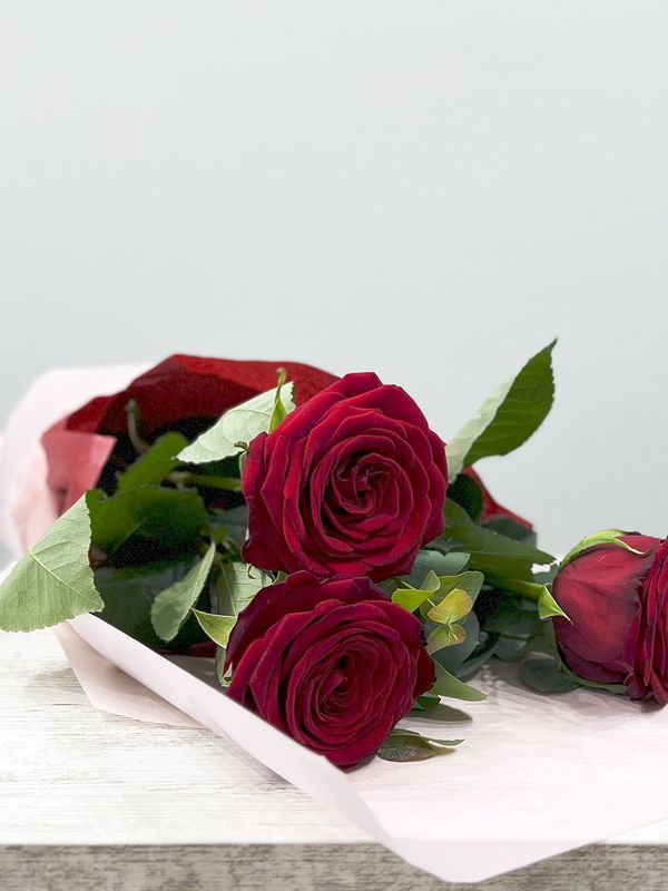3 red roses