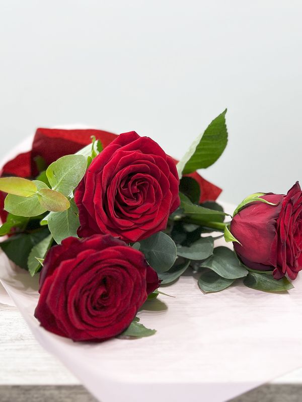 3 red roses