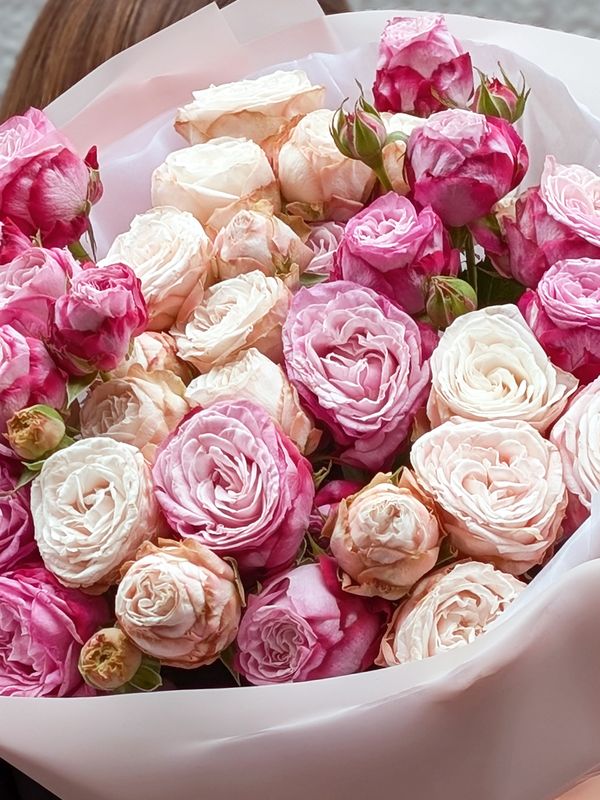 A bouquet of spray roses Bombastiki
