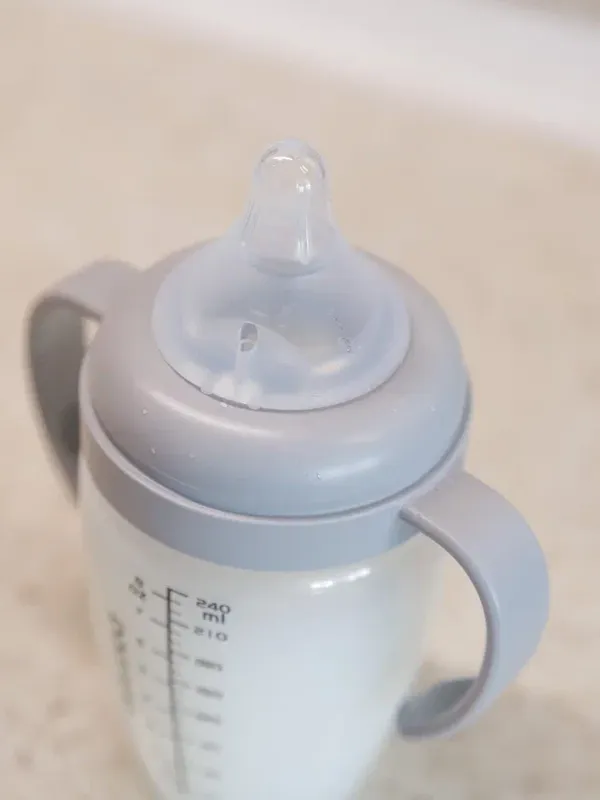 Бутылочка с ручками 240 мл light grey Paomma (6мес+)