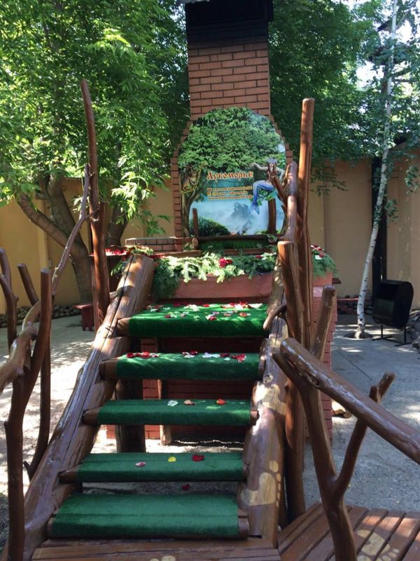 Чан на огне в праздничном убранстве с пихтой и розами