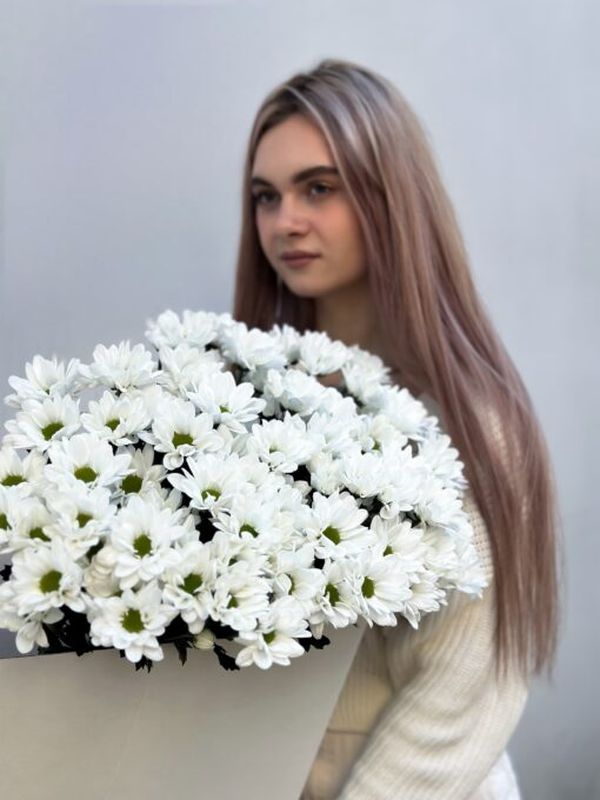 Охапка белоснежных ромашковых хризантем в крафт-сумке