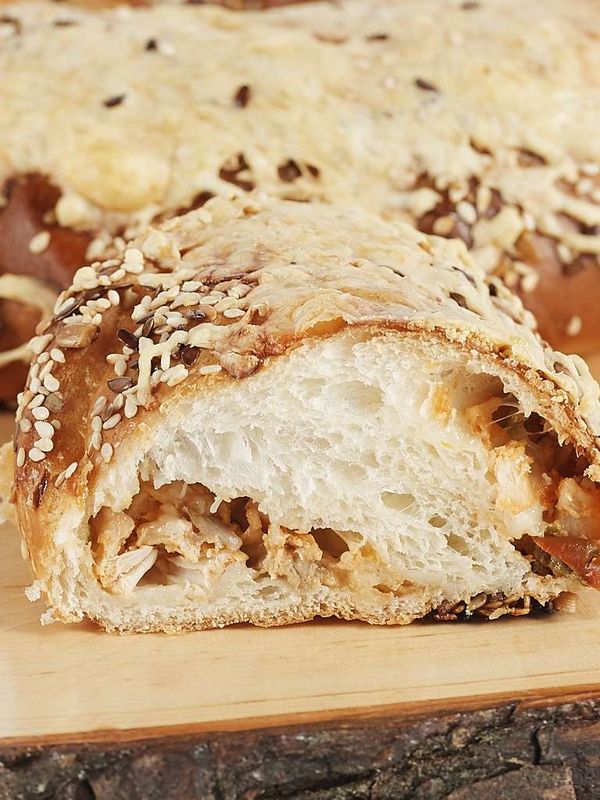 Svētku kliņģeris ar vistas gaļas, dārzeņu pildījumu ar sieru un sēkliņām (14.99 Eur/Kg)