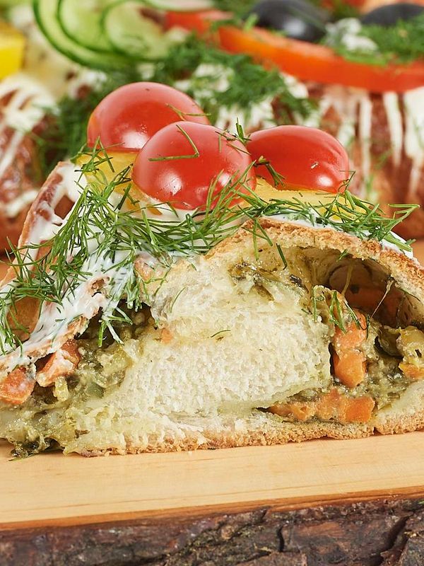 Svētku ar dārzeņu, tofu siera pildījumu un dārzeņiem
