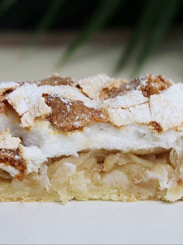 Тарт с хрустящей меренгой и яблоком