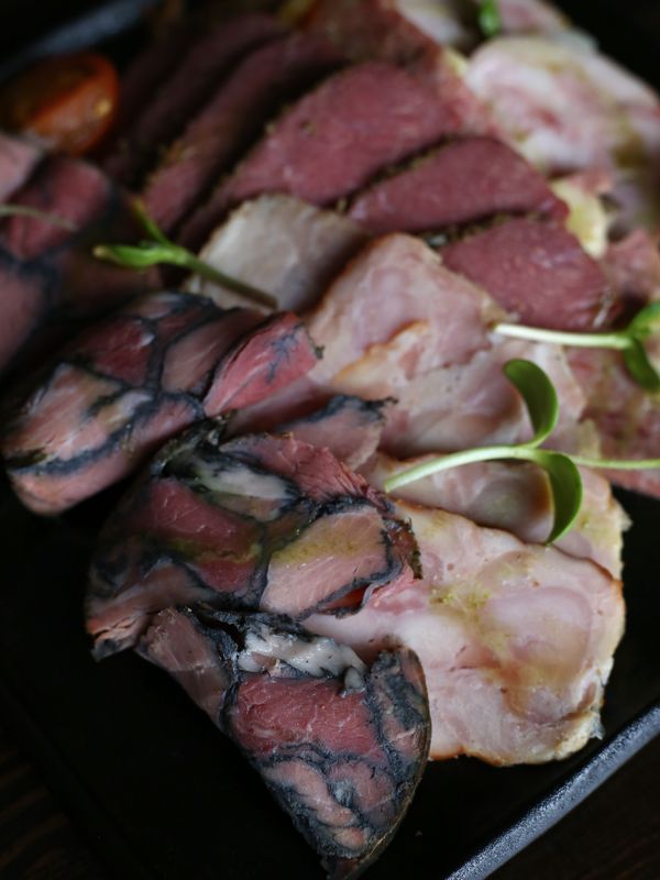 Тарелка домашних мясных деликатесов