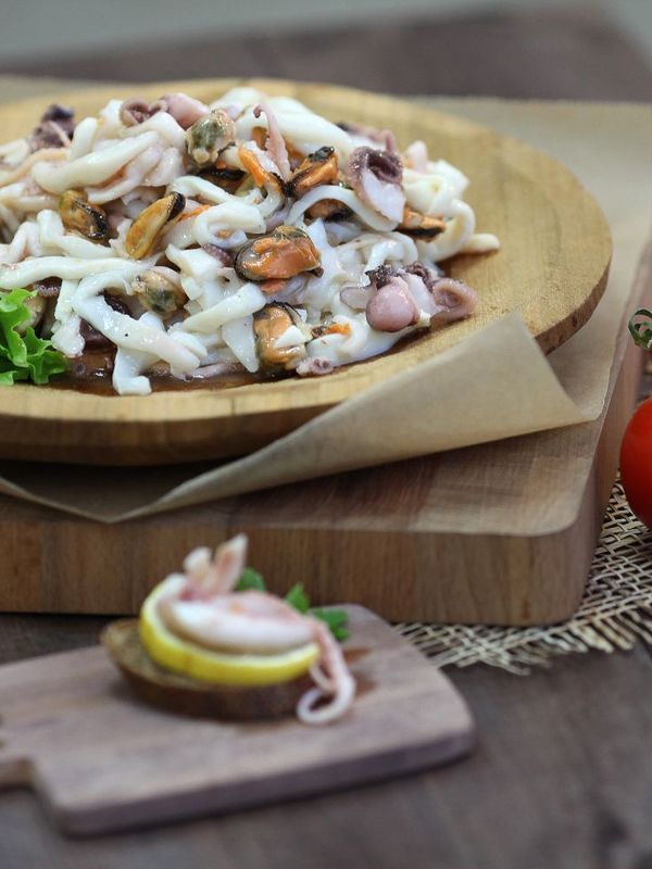 Морской коктейль, маринованный в масле