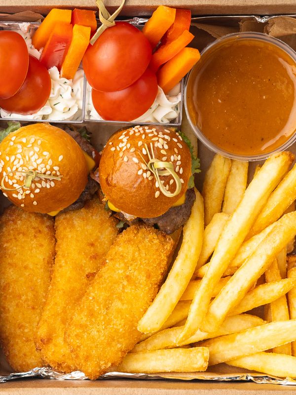 Бокс горячего приготовления с куриными стрипсами и картофелем фри (вес 500 гр)
