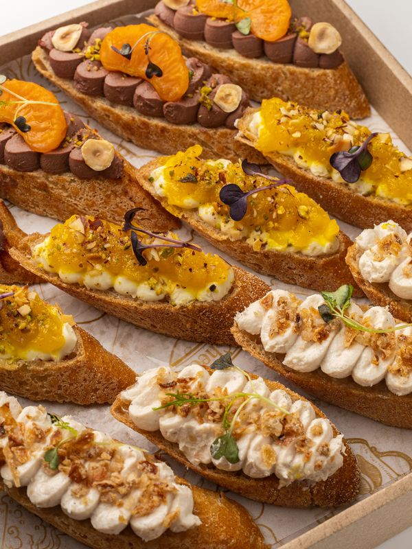 Большой сет брускетт с мясными паштетами и муссом ДорБлю