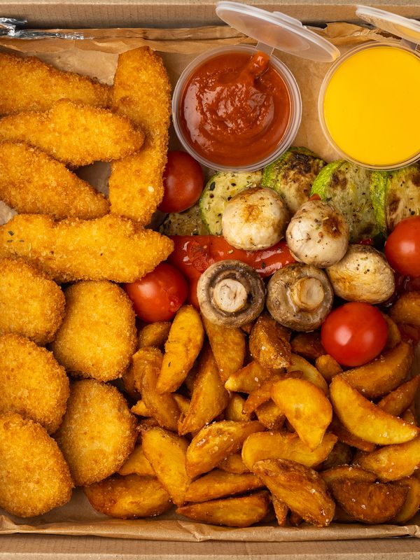 Бокс горячего приготовления с куриными стрипсами и наггетсами (вес 800 гр)