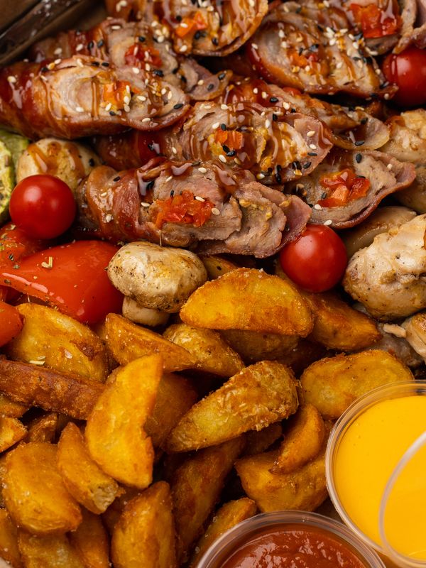 Бокс горячего приготовления на компанию с куриными шашлычками и рулетиками из свинины (вес 1500 гр)