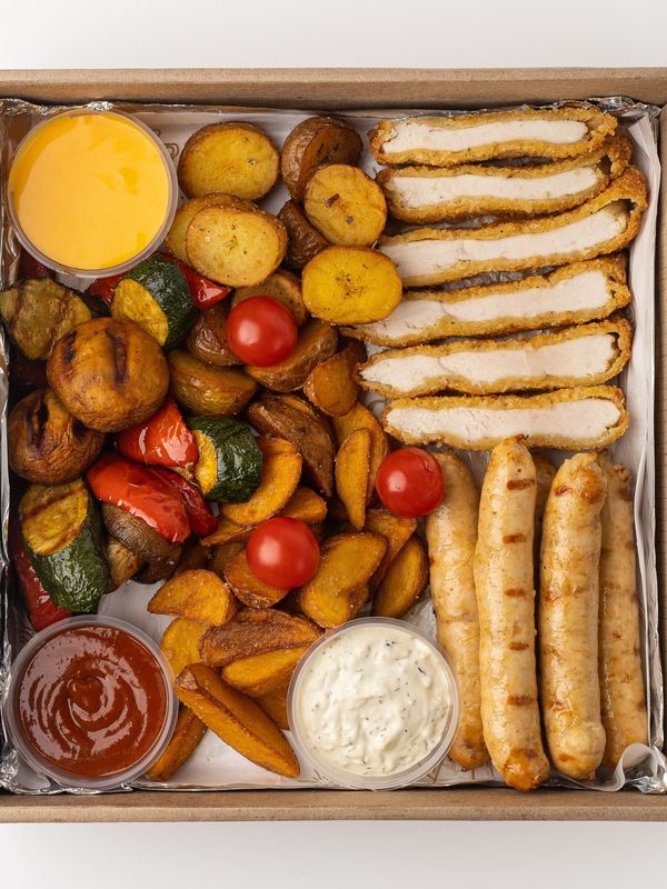 Бокс горячего приготовления со шницелем и куриными колбасками (вес 900 грамм)