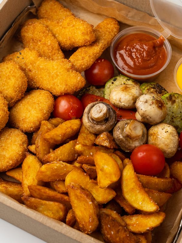 Бокс горячего приготовления с куриными стрипсами и наггетсами (вес 800 гр)