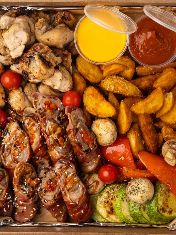 Бокс горячего приготовления на компанию с куриными шашлычками и рулетиками из свинины (вес 1500 гр)