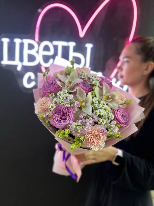 Сборный букет из пионовидных роз , орхидей, нежных диантусов и зеленью в нежной матовой упаковке