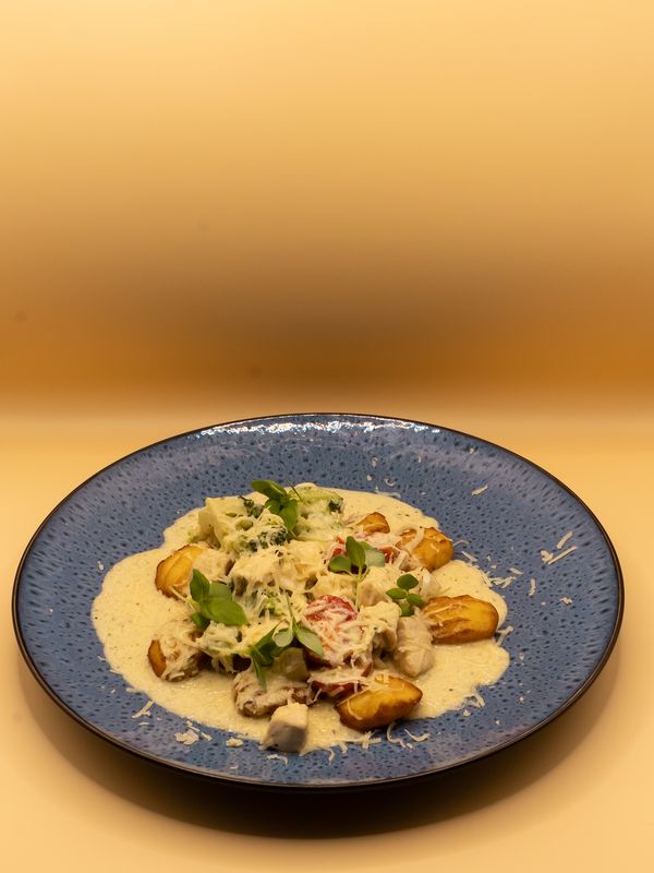 Ньокки с куриным филе, брокколи и соусом песто
