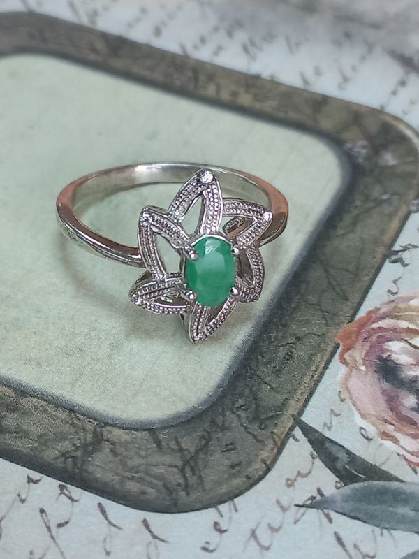 Серебряное кольцо с изумрудом