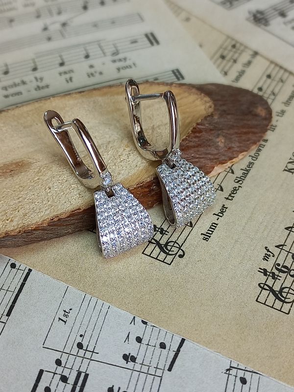 Серебряные серьги с фианитами