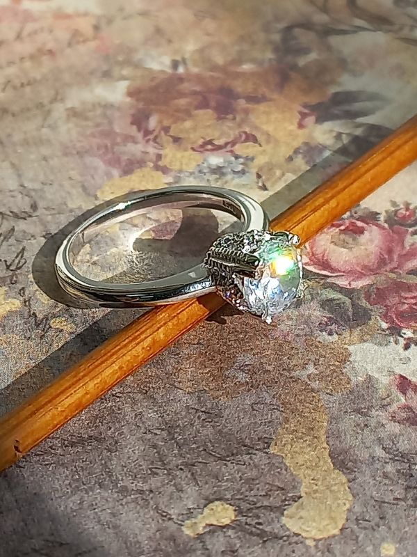 Серебряное кольцо с фианитами.