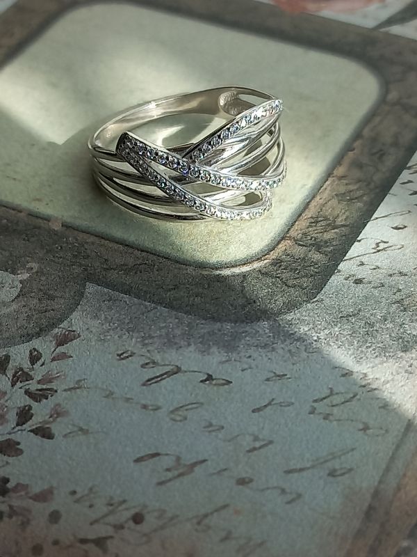 Серебряное кольцо с фианитами.