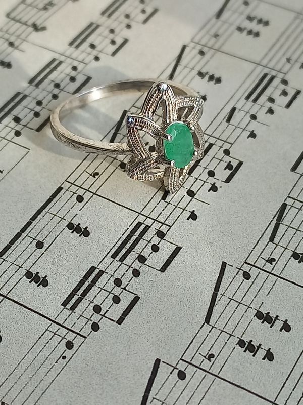 Серебряное кольцо с изумрудом