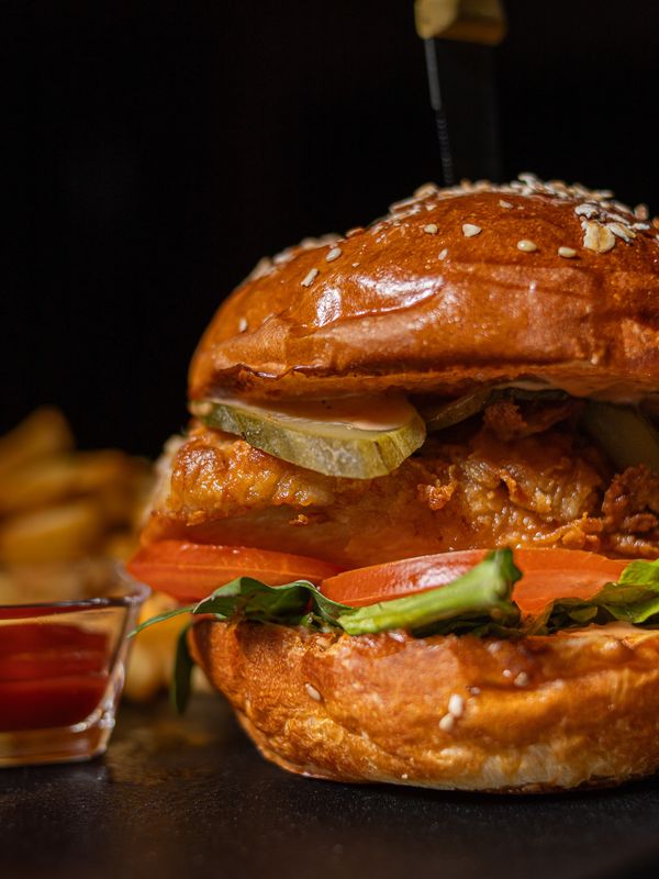 Чикен чизбургер с картофелем фри / Chicken cheeseburger with fries