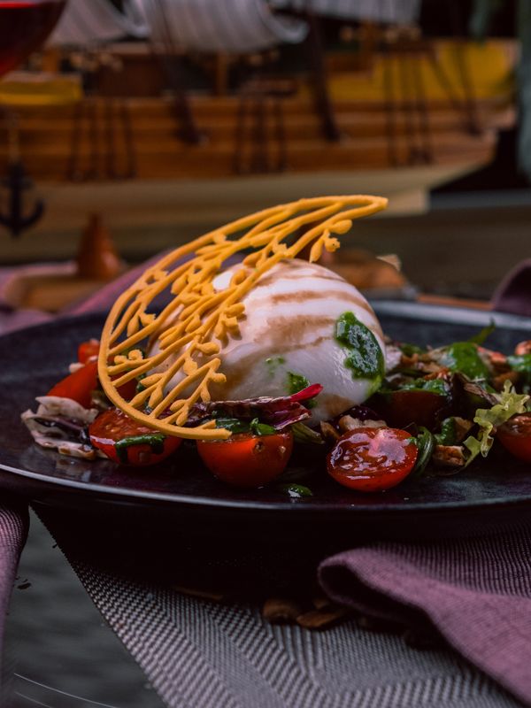 Салат буррата с помидорами и базиликом / Burrata Salad with Tomatoes and Basil