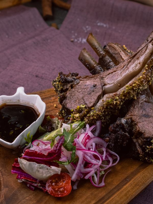 Каре барашка с фисташками / Rack of lamb with pistachios