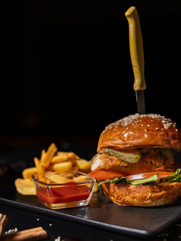 Чикен чизбургер с картофелем фри / Chicken cheeseburger with fries