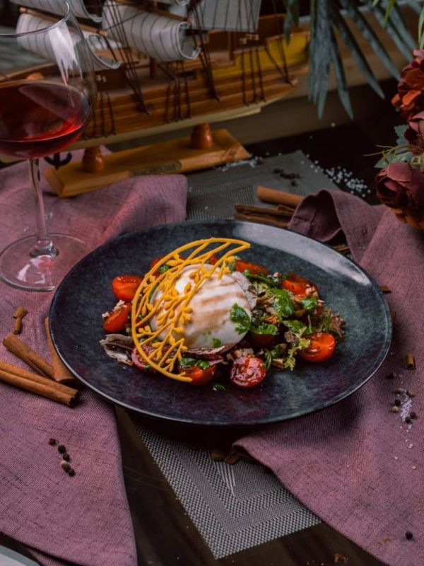 Салат буррата с помидорами и базиликом / Burrata Salad with Tomatoes and Basil