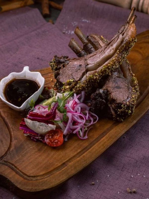 Каре барашка с фисташками / Rack of lamb with pistachios
