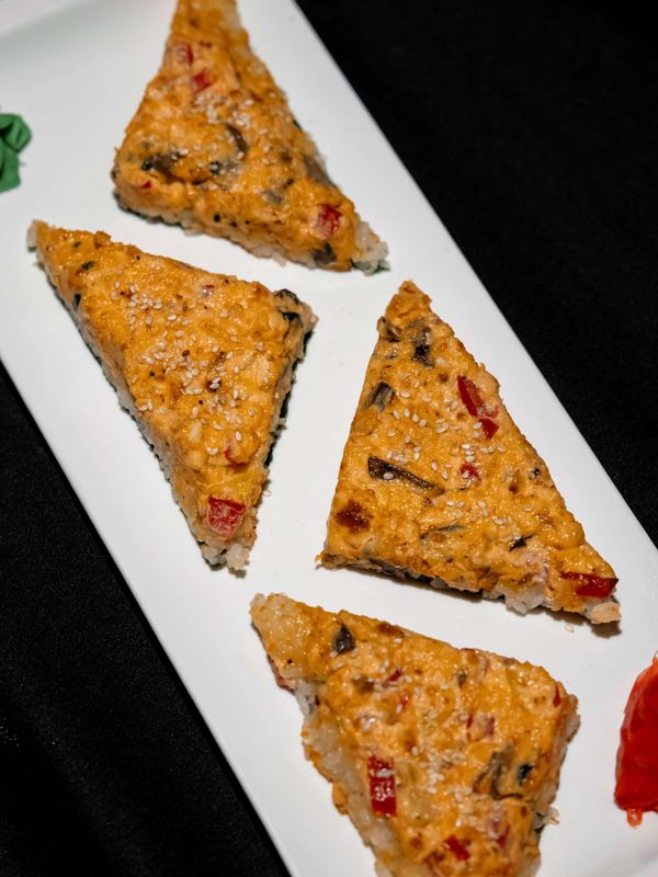 Суши-пицца с лососем / Sushi pizza with salmon