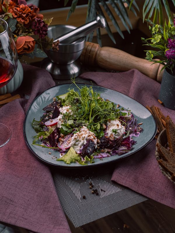 Свекольный салат с сыром страчателла / Beetroot salad with stracatella cheese