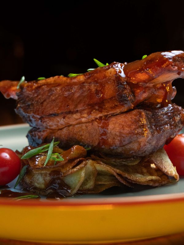 Запеченные говяжьи ребра с картофелем по-домашнему / Baked beef ribs with home-style potatoes