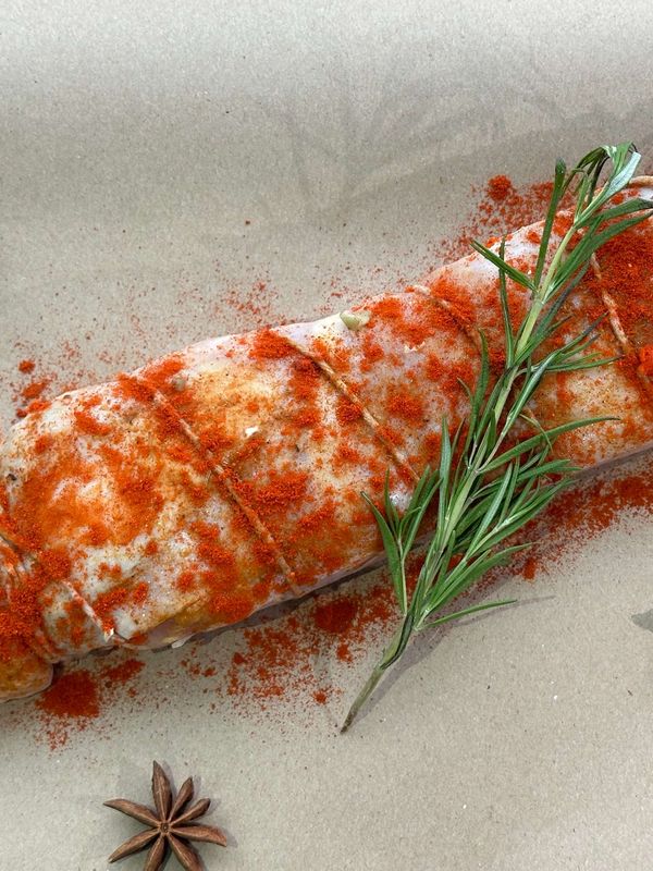 Рулет из курицы с сыром и копченостями