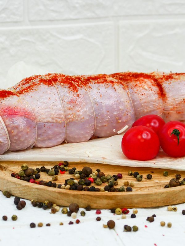 Рулет из курицы с сыром и копченостями