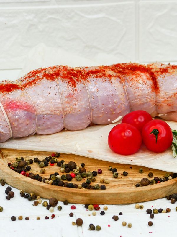 Рулет из курицы с моцареллой и шпинатом