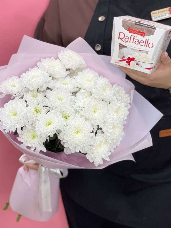 Букет белых хризантем с Rafaello