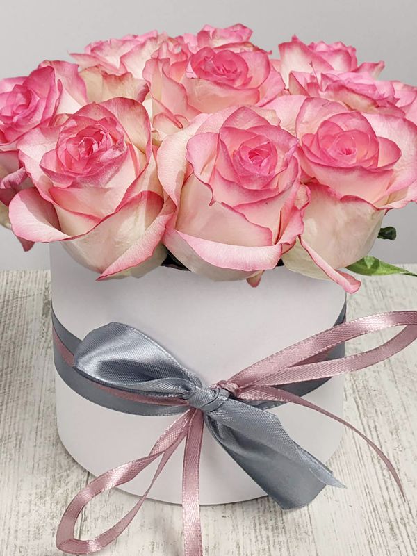 9 Pink roses in a box
